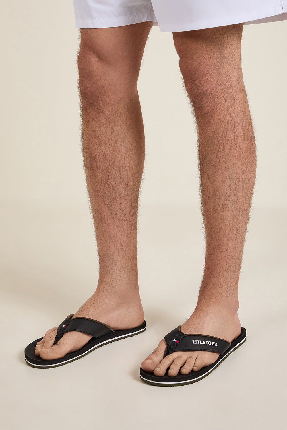 תמונת כל הלוק של כפכפי אצבע